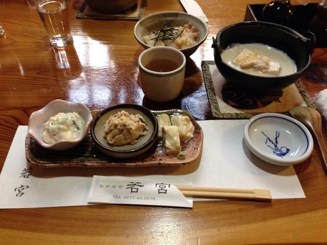 寿司飯、シンプルな豆腐とゆばメインの豆乳鍋、デザート付のランチです。_とうふと京風ゆば料理 若宮