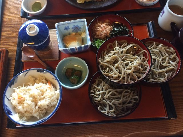 そば定食をいただきました。
腰のあるそばとあっさり味の炊き込み御飯、そばの入った茶碗蒸し。_鶴華 波積屋