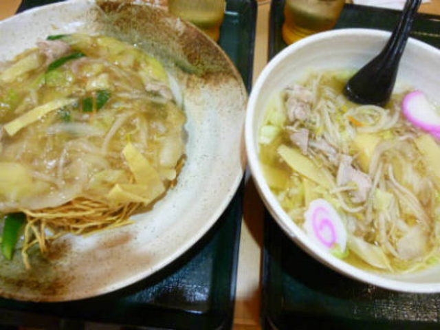 焼きそば(左)と中華そば(右)_中華そばの不二屋