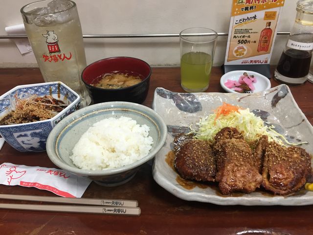 ヒレカツと煮込みはハイボールに最適です!_矢場とん 本店