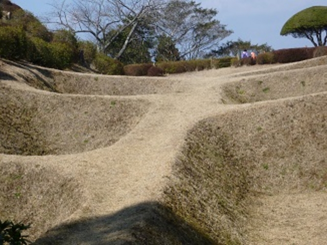 障子のさんの様なお堀あと_山中城跡公園