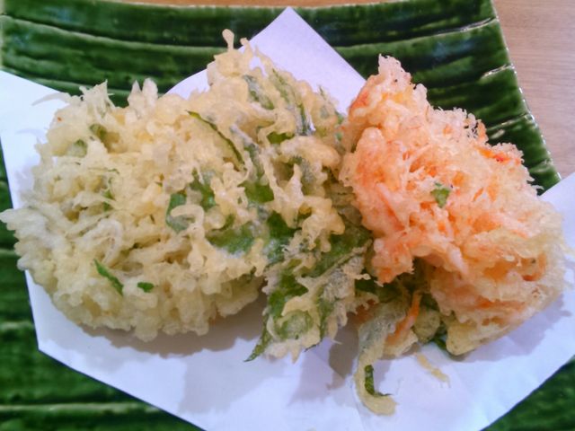 『桜えびのかき揚げ&釜揚げしらすのかき揚げ』。とっても薄い衣でサックサック。_手打十割蕎麦処 蕎仙