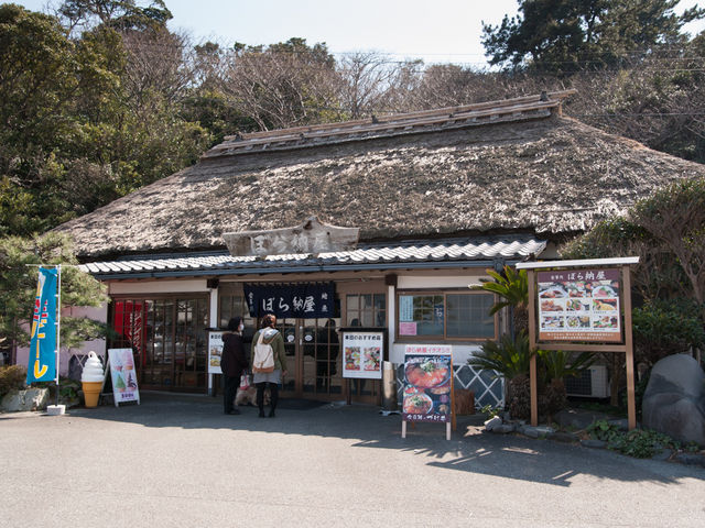 母屋の方は古民家で情緒あり。_ぼら納屋