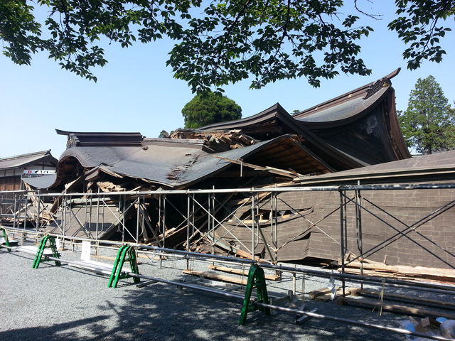 被災した門_阿蘇神社