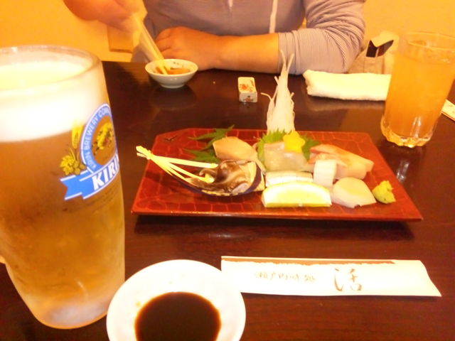 今日一日お疲れさま〜。先ずはビールと瀬戸内のお刺身で乾杯〜w。_瀬戸内味処 活 かつ