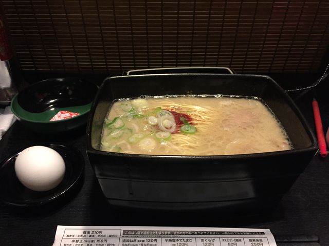 重箱のような陶器にラーメンが入ってきます。_一蘭 キャナルシティ博多店