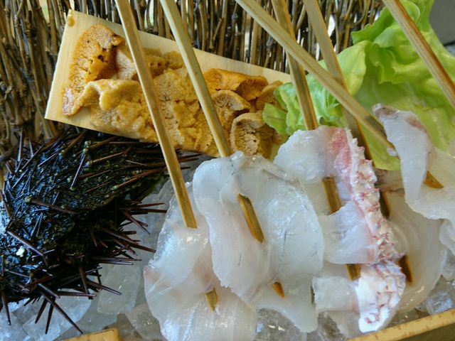鯛の刺身をしゃぶしゃぶします。ウニはご飯に乗せて食べてもよし。_絶景レストラン うずの丘