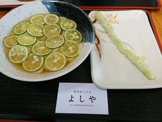 ひえひえすだちうどん、天ぷらのアスパラガスは『さぬきの目覚め』という地元のお野菜だそうです。_よしや