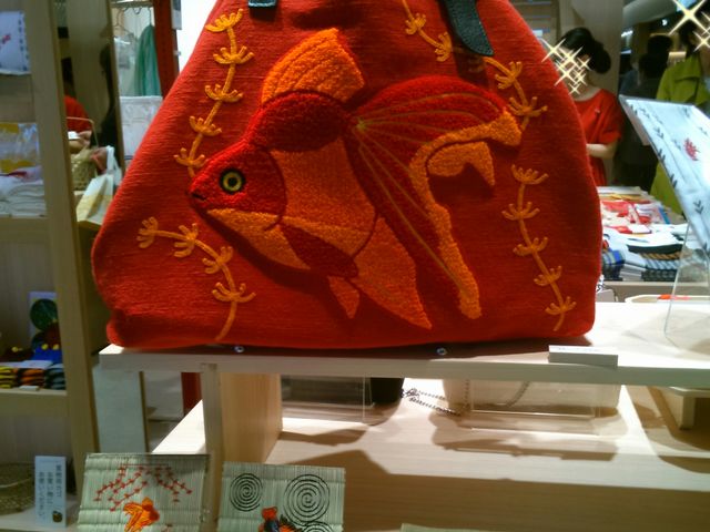『金魚のバック』。見事な刺繍とインパクト大なバック。_東急プラザ銀座