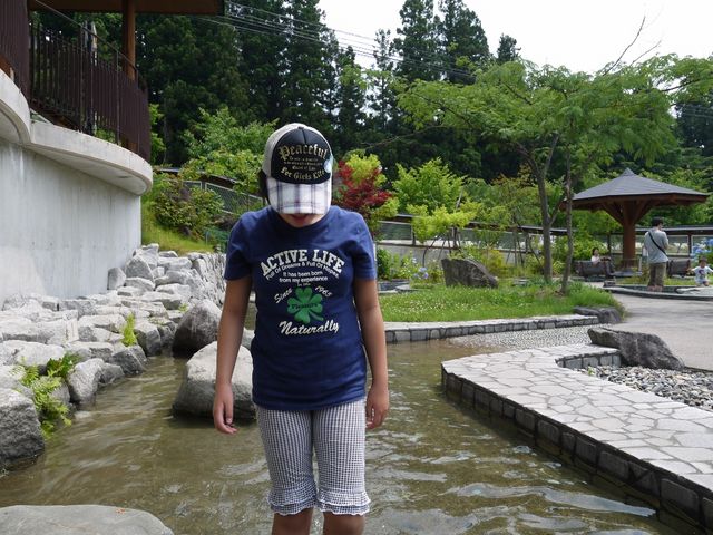 冷たい水のところで遊んでます_憩いの館 ほっとinやないづ