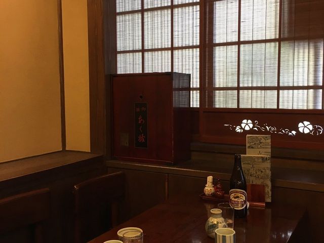 落ち着いた内装の店内_大坂屋 虎ノ門 砂場 琴平町店