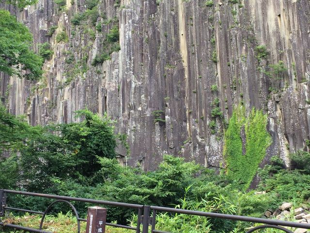 木材岩_水と石と語らいの公園(材木岩公園)