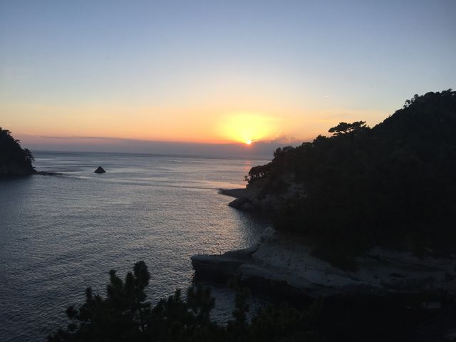 部屋からの夕日_海辺のかくれ湯 清流