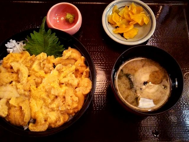 甘みが強い、とろけるムラサキウニ丼_中村屋