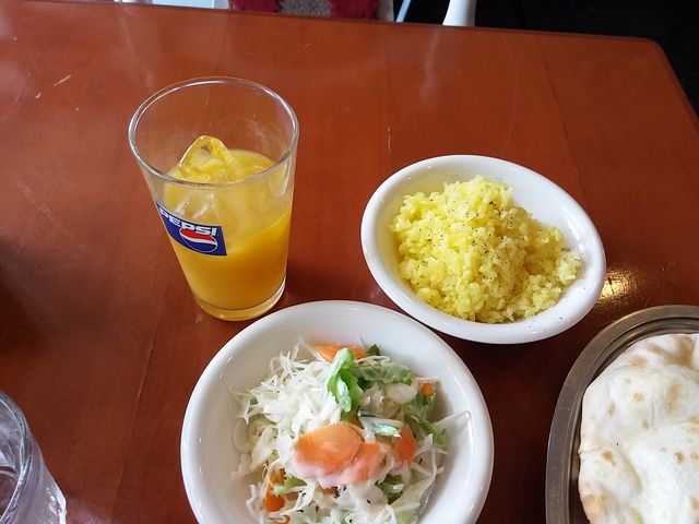 セットのドリンクとサービスで来たサフランライス_インド料理ザムザムHALAL