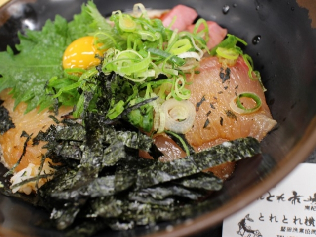 700円の堅田丼_海鮮寿司 とれとれ市場