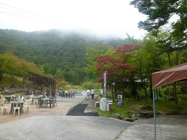 露天風呂前の広場の様子_神宝乃湯