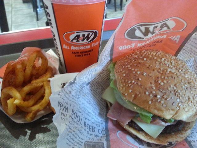 バーガー_エイアンドダブリュ沖縄 宮古空港店(A&W OKINAWA)