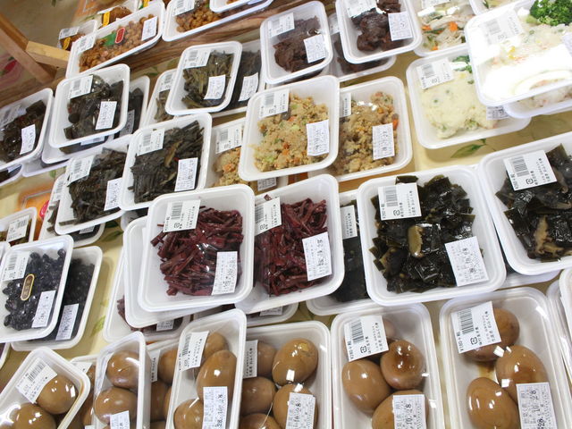 選ぶのに迷う…_道の駅 湖北みずどりステーション