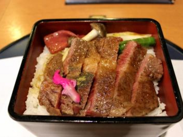 和風ステーキ重_せんなり亭近江肉 橙