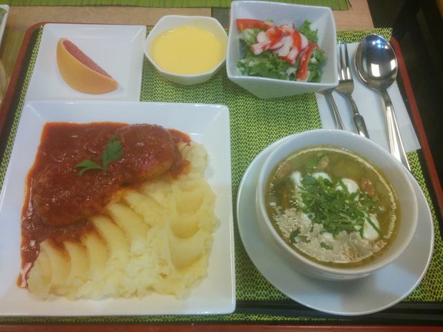 ランチのチキンハンバーグとポテト、ピクルスのスープ_NOROC