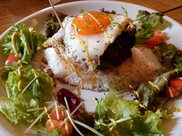 ロコモコはチキンとハンバーグがあるのですが、いつもハンバーグ
にしてしまいます。_カフェドットファイブ