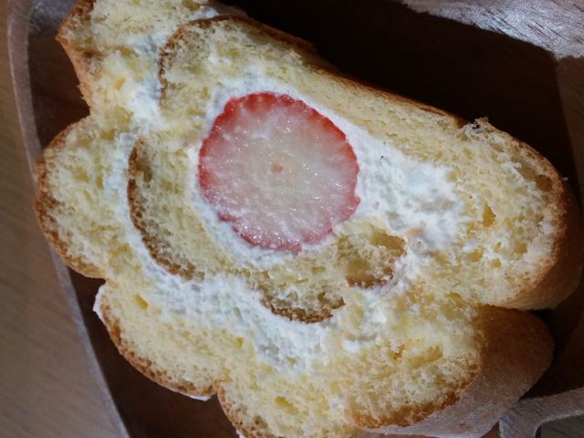山形の生地で、ふわふわ!どこを切っても、いちごがでてきました。_お菓子司 森三 姶良店