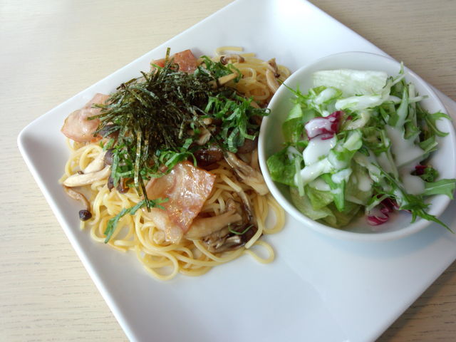 キノコとベーコンの和風スパゲッティ。_カフェ・アンダンテ
