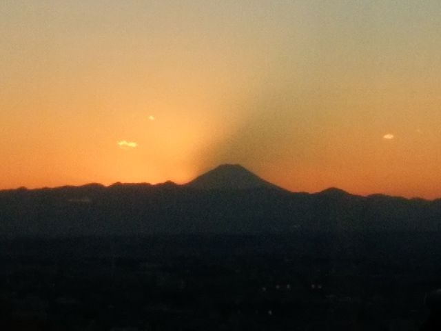 富士山が大きな影になっています。_東京都庁舎展望室