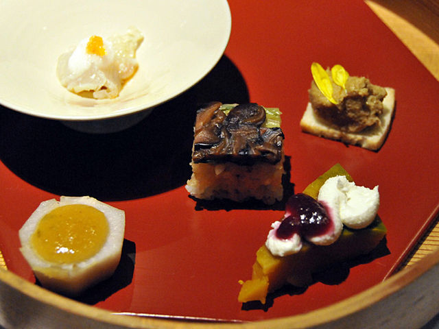 前菜 河豚焼霜、椎茸と水菜の押し寿司など
_茅乃舎