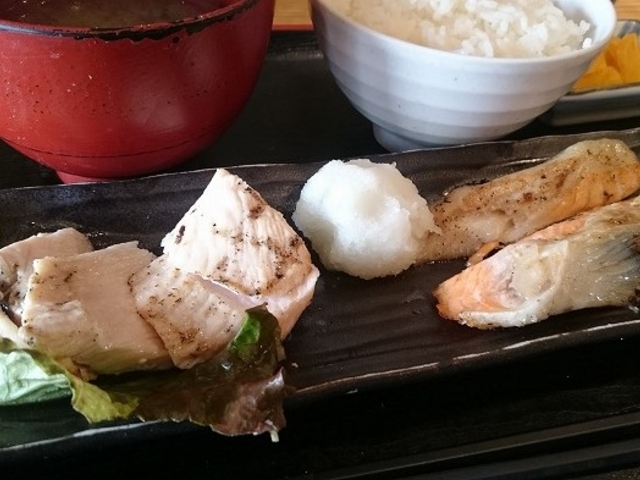 サーモンと鶏のアブリ焼き定食_めしや太治兵衛