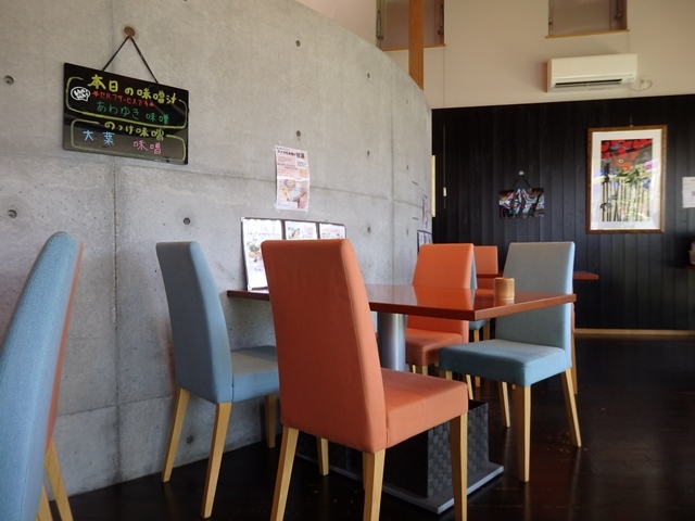 店内。明るい雰囲気です。_カフェみずきの庄