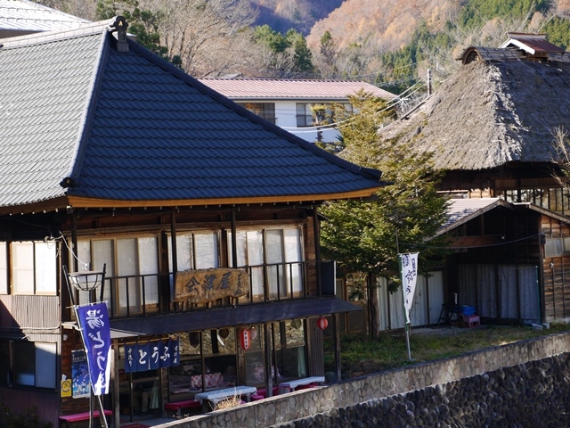 外観。川沿いに建っています。_会津屋豆腐店