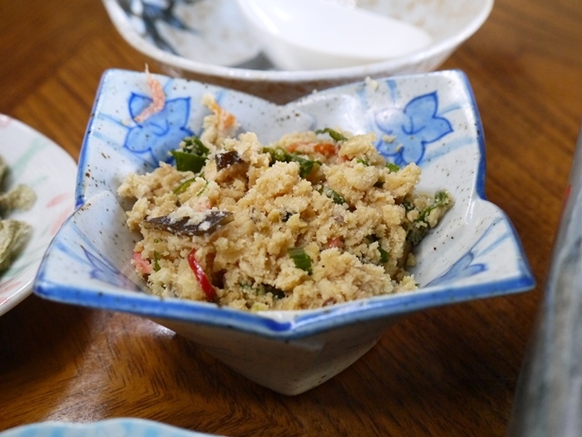 最初に卯の花と漬物が出てきました。_会津屋豆腐店