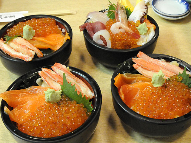右上が、海鮮おまかせ丼
_ヤン衆寿司 北の漁場/北の漁場おたる運河横丁