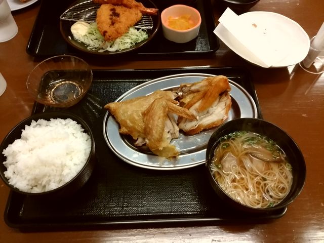 鳥の半身揚げ定食(味噌汁を鳥そうめん?に変更)
食べかけ(/ω\*)_小樽なると屋 朝里本店