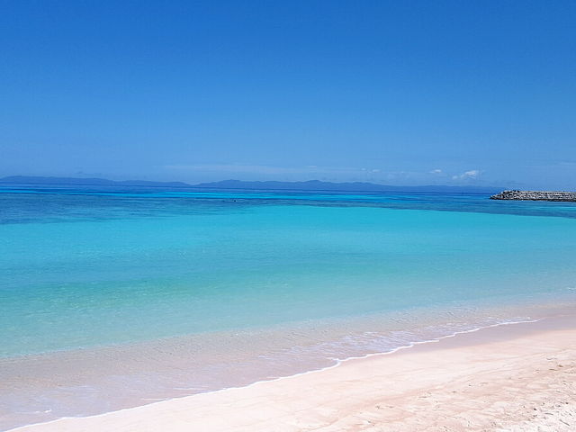 遠くに見えるは西表島_ニシハマビーチ