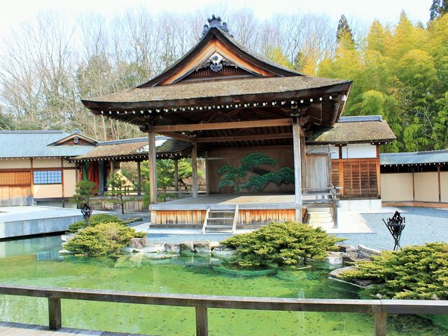 店内外真正面にある能舞台_三田屋本店 やすらぎの郷