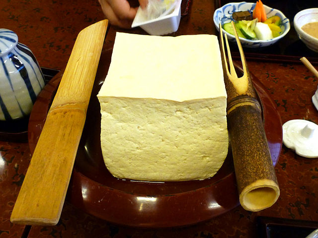 朝食 巨大な壱岐納豆 この竹のナイフで切り分けます _平山旅館