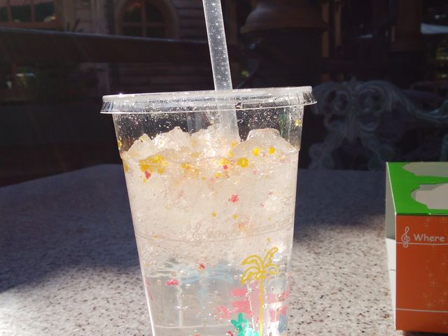 価格は310円。レモン味でした。見た目もとってもカラフルでキレイです。_ボイラールーム・バイツ