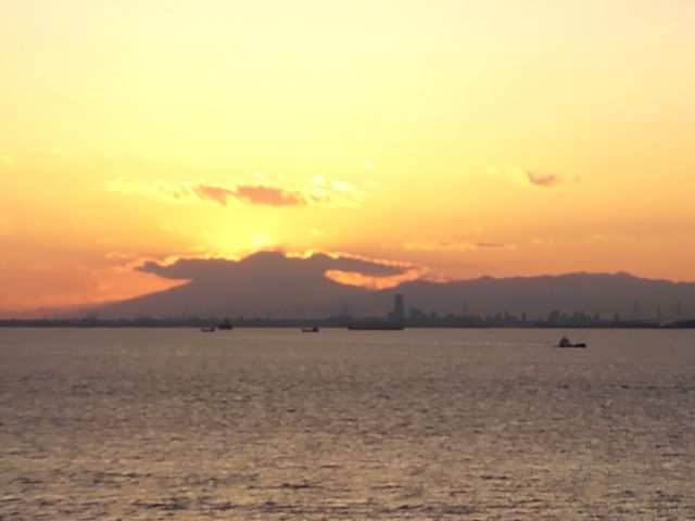 富士山の向こうに沈む夕陽がきれいでした。_海ほたるパーキングエリア