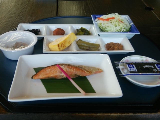 朝食・・・ご飯と味噌汁はお代わりできます_石狩天然温泉 番屋の湯