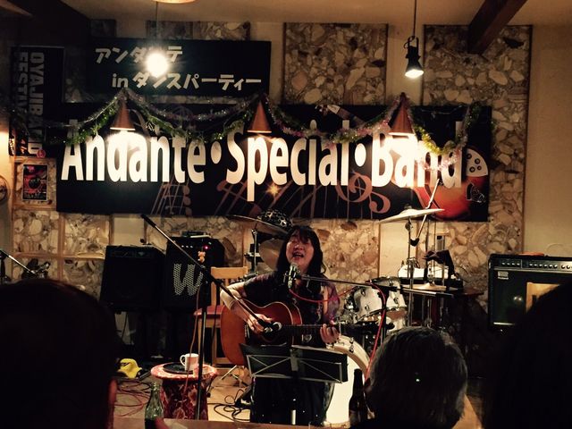 ライブパーティーは楽しい雰囲気で、誰でも気楽に遊びに来れますよ〓_パブアンダンテ