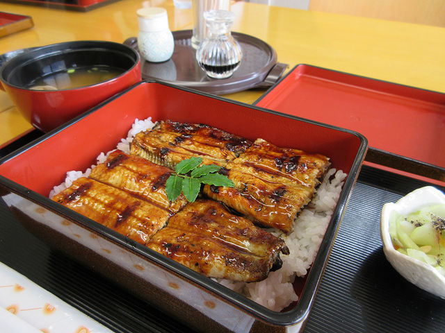 照りが美味しさをそそります〜_うな重一番