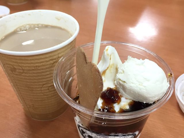クリームチーズとラムレーズンのソフトクリームパフェ_町村農場 大通公園店