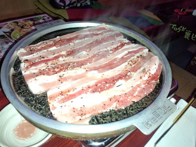 肉を焼いてます_韓国健康酒場 ビビンバ小屋
