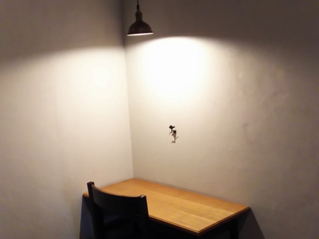 このひとり席の空間・・・絵になるなぁ・・・_コクウ珈琲