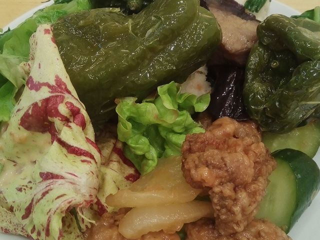 野菜バー。サラダやおひたしなど数種類あります。_「奈良のうまいものプラザ」農園直送レストラン「古都華」