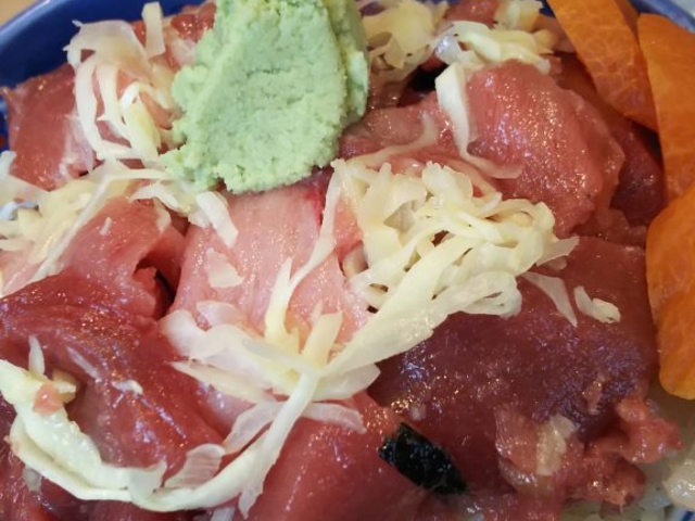 マグロ丼ごはん大盛り
やっぱりマグロは関東がうまい_都寿司