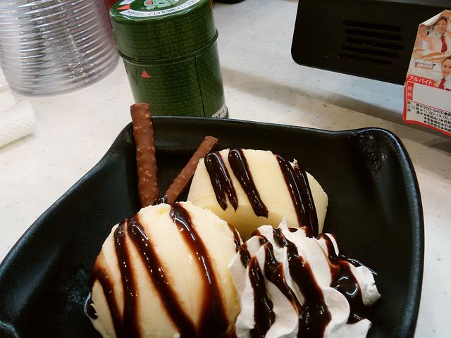 「チーズケーキ&バニラアイス〜チョコソースの」デザート _かっぱ寿司 袋井店